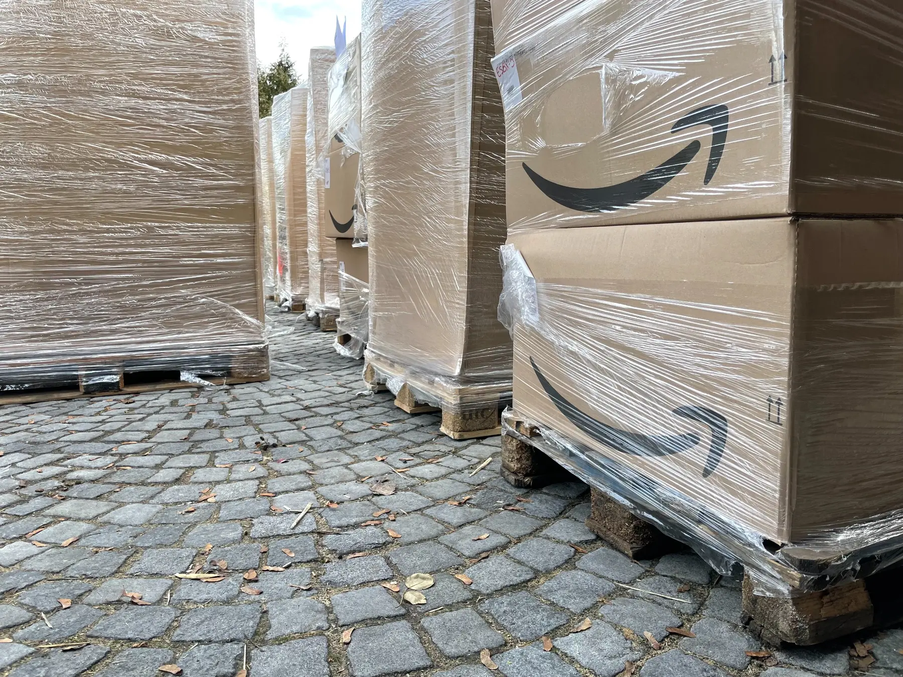 Mehrere folierte Amazon-Retourenpaletten im Lagerbestand