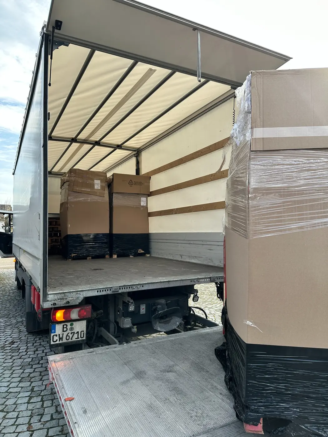 Verladung versandbereiter Retourenpaletten in einen Lkw